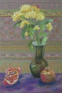 Натюрморт с желтой хризантемой и гранатами