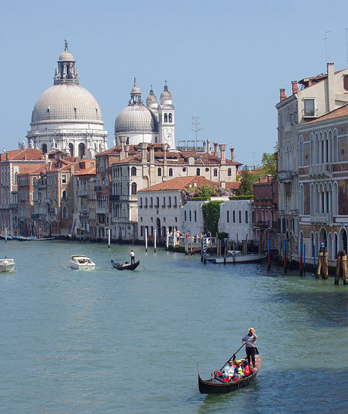 гондола канал вода венеция санта мария делла салюте
